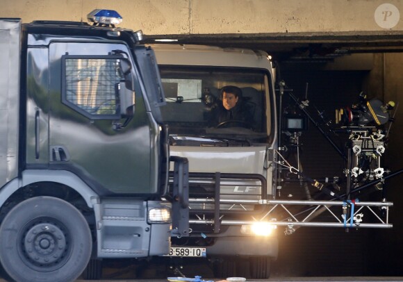 Tom Cruise et Henry Cavill sur le tournage d'une scène du film "Mission Impossible 6" dans un camion qui entre en choc avec un camion du RAID sur le quai Austerlitz à Paris, France, le 24 avril 2017.