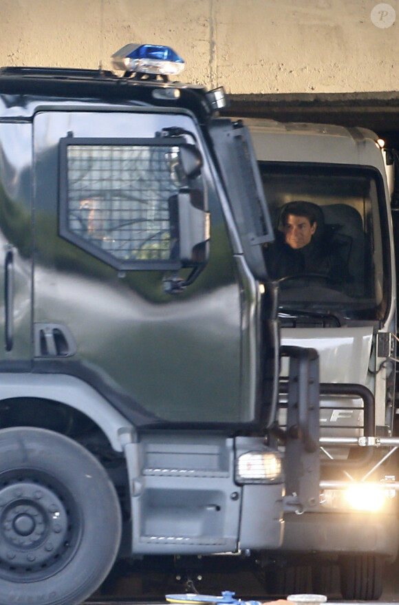Tom Cruise et Henry Cavill sur le tournage d'une scène du film "Mission Impossible 6" dans un camion qui entre en choc avec un camion du RAID sur le quai Austerlitz à Paris, France, le 24 avril 2017.