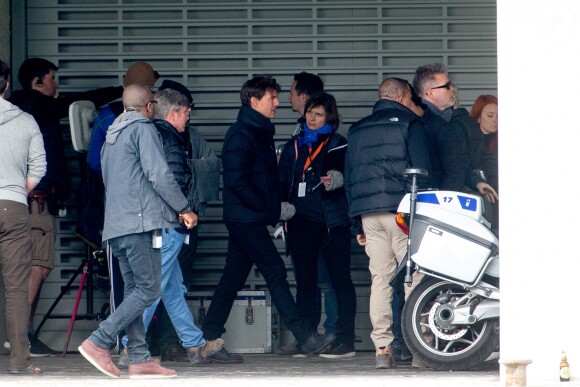 Tom Cruise et le réalisateur Christopher McQuarrie sur le tournage d'une scène de Mission Impossible 6 quai Austerlitz à Paris, France, le 23 avril 2017.
