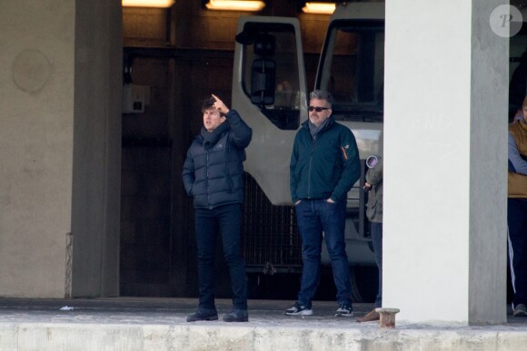 Tom Cruise et le réalisateur Christopher McQuarrie sur le tournage d'une scène de Mission Impossible 6 quai Austerlitz à Paris, France, le 23 avril 2017.