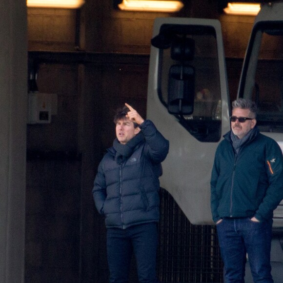 Tom Cruise et le réalisateur Christopher McQuarrie sur le tournage d'une scène de Mission Impossible 6 quai Austerlitz à Paris, France, le 23 avril 2017.