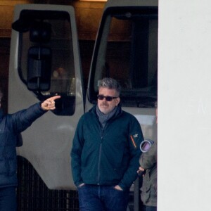 Tom Cruise et le réalisateur Christopher McQuarrie sur le tournage d'une scène de Mission Impossible 6 quai Austerlitz à Paris, France, le 23 avril 2017.