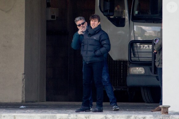 Tom Cruise et le réalisateur Christopher McQuarrie sur le tournage d'une scène de Mission Impossible 6 quai Austerlitz à Paris, France, le 23 avril 2017.