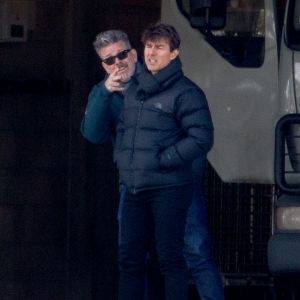 Tom Cruise et le réalisateur Christopher McQuarrie sur le tournage d'une scène de Mission Impossible 6 quai Austerlitz à Paris, France, le 23 avril 2017.
