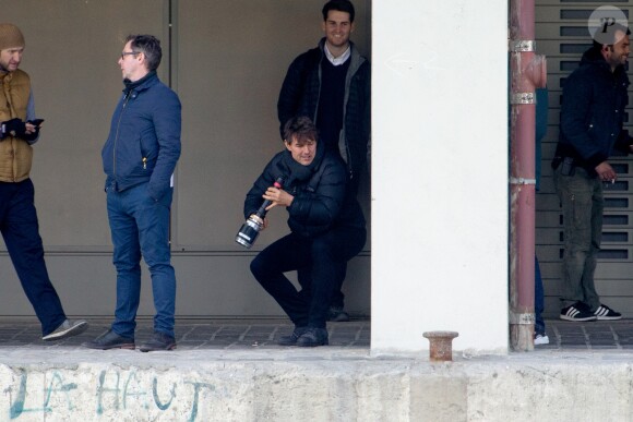 Tom Cruise sur le tournage d'une scène de Mission Impossible 6 quai Austerlitz à Paris, France, le 23 avril 2017.