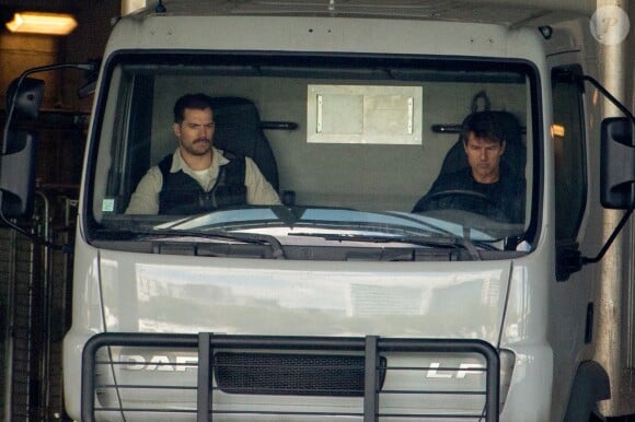 Tom Cruise et Henry Cavill sur le tournage d'une scène de Mission Impossible 6 quai Austerlitz à Paris, France, le 23 avril 2017.