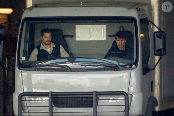 Tom Cruise et Henry Cavill sur le tournage d'une scène de Mission Impossible 6 quai Austerlitz à Paris, France, le 23 avril 2017.