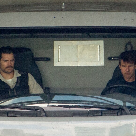 Tom Cruise et Henry Cavill sur le tournage d'une scène de Mission Impossible 6 quai Austerlitz à Paris, France, le 23 avril 2017.