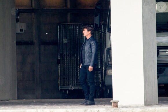 Tom Cruise sur le tournage d'une scène de Mission Impossible 6 quai Austerlitz à Paris, France, le 23 avril 2017.