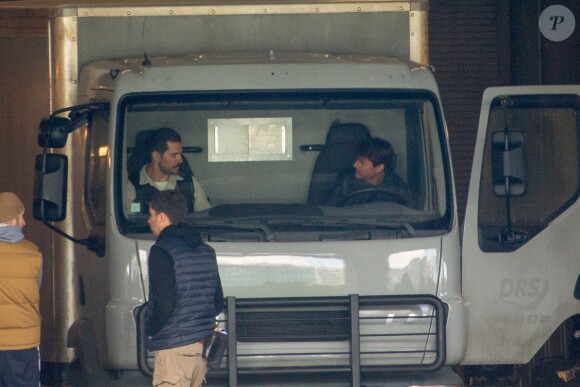 Tom Cruise et Henry Cavill sur le tournage d'une scène de Mission Impossible 6 quai Austerlitz à Paris, France, le 23 avril 2017.