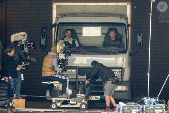 Tom Cruise et Henry Cavill sur le tournage d'une scène de Mission Impossible 6 quai Austerlitz à Paris, France, le 23 avril 2017.