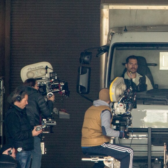 Tom Cruise et Henry Cavill sur le tournage d'une scène de Mission Impossible 6 quai Austerlitz à Paris, France, le 23 avril 2017.