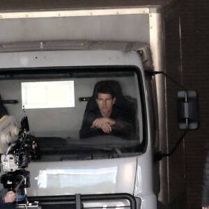 Henry Cavill et Tom Cruise sur le tournage d'une scène de Mission Impossible 6 quai Austerlitz à Paris le 23 avril 2017.
