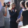 Kourtney Kardashian qui joue le rôle d'une journaliste avec une perruque blonde interview des passants dans le cadre de l'émission "Keeping Up With The Kardashians" à Hollywood le 21 avril 2017.