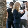 Kourtney Kardashian qui joue le rôle d'une journaliste avec une perruque blonde interview des passants dans le cadre de l'émission "Keeping Up With The Kardashians" à Hollywood le 21 avril 2017.