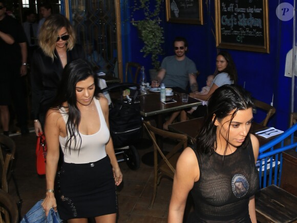Kim, Kourtney et Khloé Kardashian quittent un restaurant après le déjeuner à Los Angeles le 20 avril 2017