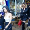 Kourtney et Khloé Kardashian quittent un restaurant après le déjeuner à Los Angeles le 20 avril 2017