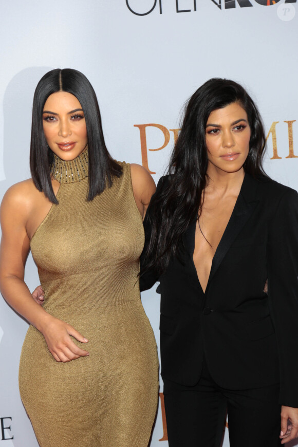Kim Kardashian et sa soeur Kourtney Kardashian lors de la première "The Promise" à Hollywood, le 12 avril 2017.