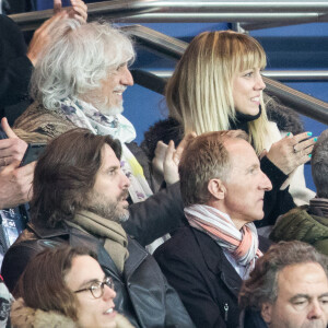 Louis Bertignac et sa compagne Laeti­cia lors de la demi-finale de la Coupe de France "PSG - AS Monaco" au Parc des Princes à Paris, le 27 avril 2017. © Cyril Moreau/Bestimage