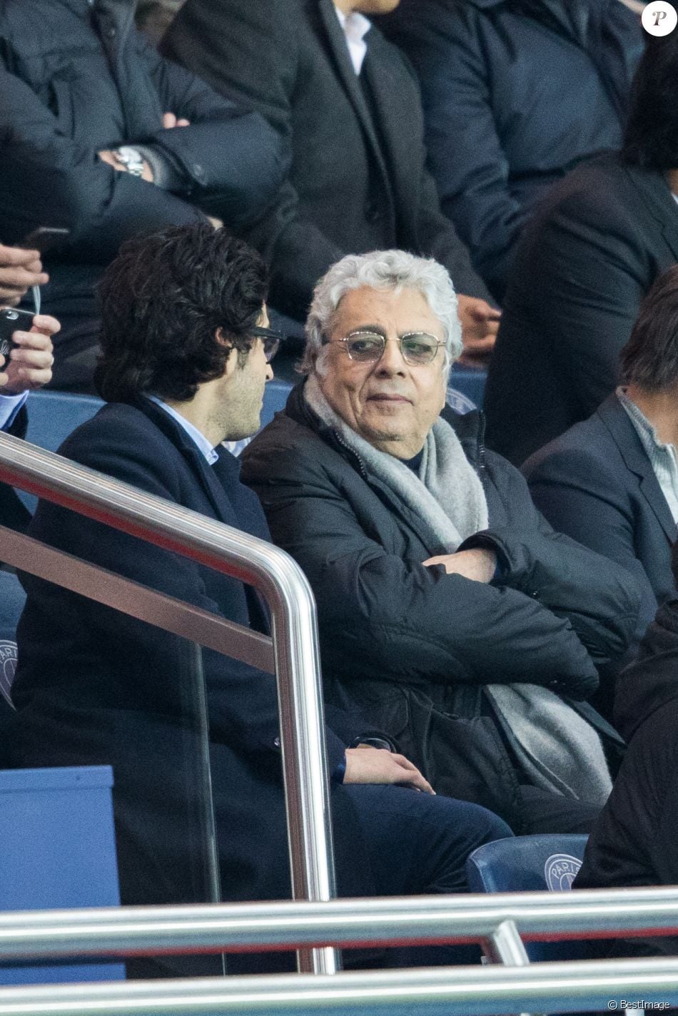 Enrico Macias et son fils Jean-Claude Ghrenassia lors de la demi-finale de la Coupe de France ...