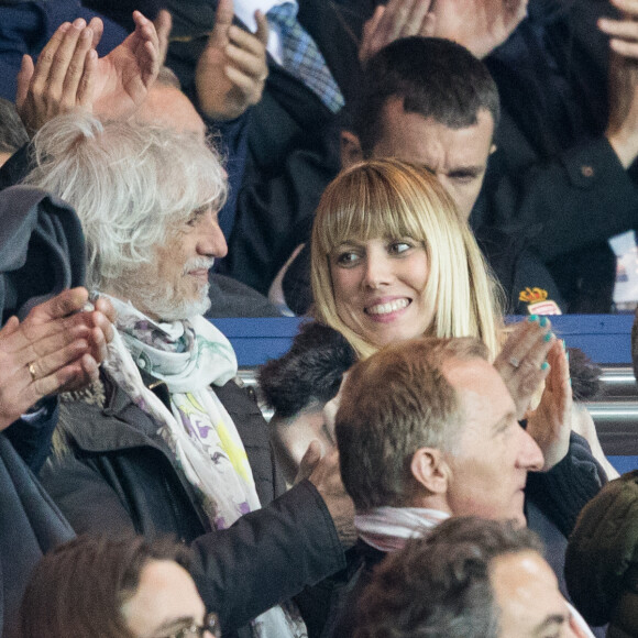 Louis Bertignac et sa compagne Laeti­cia lors de la demi-finale de la Coupe de France "PSG - AS Monaco" au Parc des Princes à Paris, le 27 avril 2017. © Cyril Moreau/Bestimage