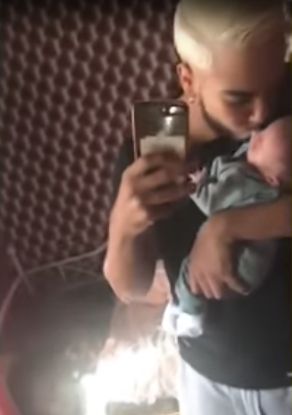 Malik, l'ex-compagnon de Sarah Fraisou, a dévoilé le visage de son fils sur Snapchat. Avril 2017.