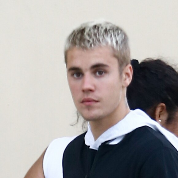 Exclusif - Justin Bieber arrive en compagnie d'un groupe d’amis en jet privé à l’aéroport de Miami, le 16 avril 2017