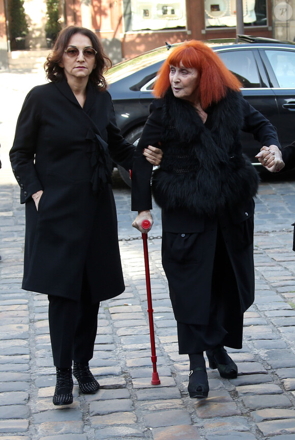 Sonia Rykiel et sa fille Nathalie - Arrivées aux obsèques de Régine Deforges en l'église Saint-Germain-des-Prés à Paris. Le 10 avril 2014