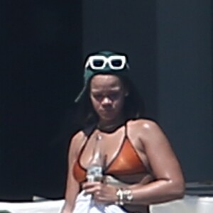 Exclusif - Rihanna, qui a pris du poids, se relaxe en maillot de bain au bord d'une piscine à Puerto Vallarta au Mexique, le 12 avril 2017