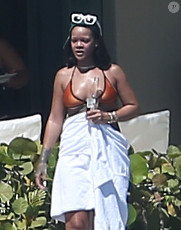 Exclusif - Rihanna, qui a pris du poids, se relaxe en maillot de bain au bord d'une piscine à Puerto Vallarta au Mexique, le 12 avril 2017