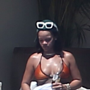 Exclusif - Rihanna, qui a pris du poids, se relaxe en maillot de bain au bord d'une piscine à Puerto Vallarta au Mexique, le 12 avril 2017