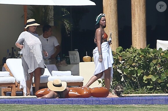 Exclusif - Rihanna, qui a pris du poids, se relaxe en maillot de bain au bord d'une piscine à Puerto Vallarta au Mexique, le 12 avril 2017