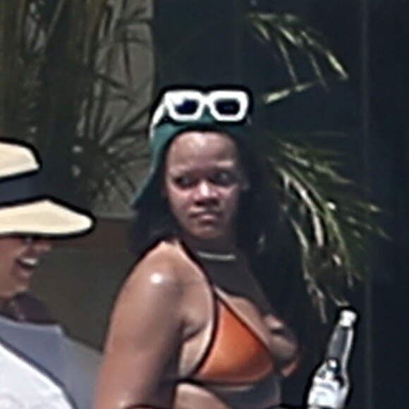 Exclusif - Rihanna, qui a pris du poids, se relaxe en maillot de bain au bord d'une piscine à Puerto Vallarta au Mexique, le 12 avril 2017