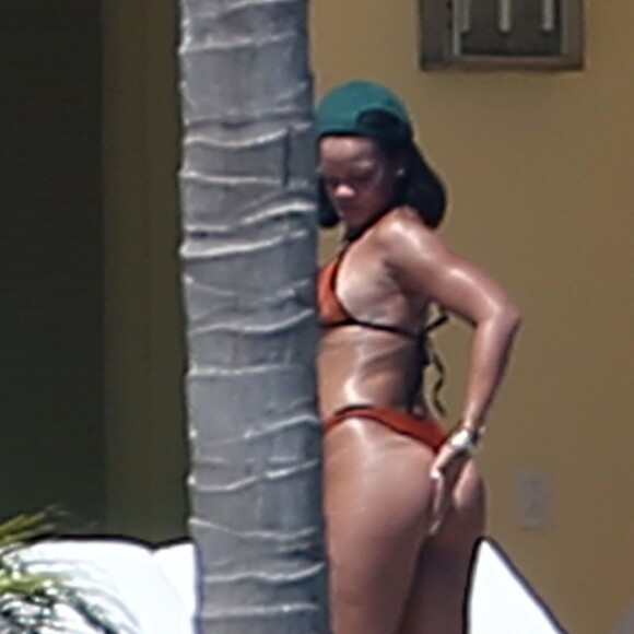 Exclusif - Rihanna, qui a pris du poids, se relaxe en maillot de bain au bord d'une piscine à Puerto Vallarta au Mexique, le 12 avril 2017