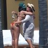 Exclusif - Rihanna, qui a pris du poids, se relaxe en maillot de bain au bord d'une piscine à Puerto Vallarta au Mexique, le 12 avril 2017