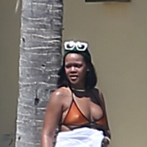 Exclusif - Rihanna, qui a pris du poids, se relaxe en maillot de bain au bord d'une piscine à Puerto Vallarta au Mexique, le 12 avril 2017