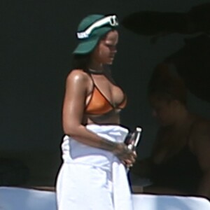 Exclusif - Rihanna, qui a pris du poids, se relaxe en maillot de bain au bord d'une piscine à Puerto Vallarta au Mexique, le 12 avril 2017