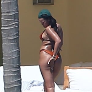 Exclusif - Rihanna, qui a pris du poids, se relaxe en maillot de bain au bord d'une piscine à Puerto Vallarta au Mexique, le 12 avril 2017