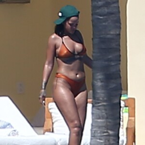 Exclusif - Rihanna, qui a pris du poids, se relaxe en maillot de bain au bord d'une piscine à Puerto Vallarta au Mexique, le 12 avril 2017