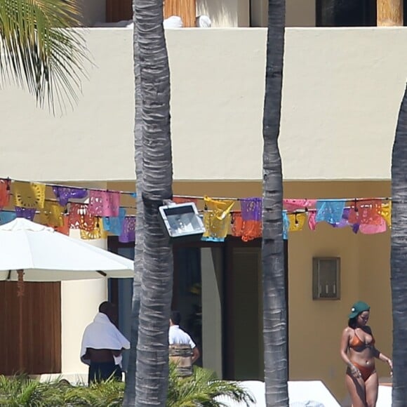 Exclusif - Rihanna, qui a pris du poids, se relaxe en maillot de bain au bord d'une piscine à Puerto Vallarta au Mexique, le 12 avril 2017