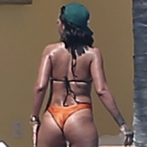 Exclusif - Rihanna, qui a pris du poids, se relaxe en maillot de bain au bord d'une piscine à Puerto Vallarta au Mexique, le 12 avril 2017