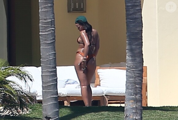 Exclusif - Rihanna, qui a pris du poids, se relaxe en maillot de bain au bord d'une piscine à Puerto Vallarta au Mexique, le 12 avril 2017