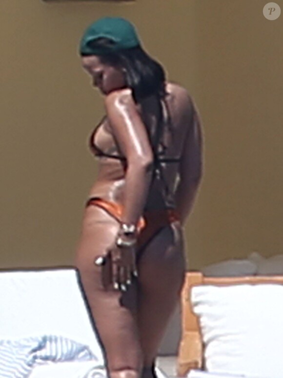 Exclusif - Rihanna, qui a pris du poids, se relaxe en maillot de bain au bord d'une piscine à Puerto Vallarta au Mexique, le 12 avril 2017