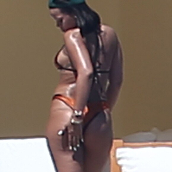 Exclusif - Rihanna, qui a pris du poids, se relaxe en maillot de bain au bord d'une piscine à Puerto Vallarta au Mexique, le 12 avril 2017