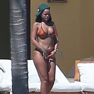 Exclusif - Rihanna, qui a pris du poids, se relaxe en maillot de bain au bord d'une piscine à Puerto Vallarta au Mexique, le 12 avril 2017