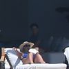 Exclusif - Rihanna, qui a pris du poids, se relaxe en maillot de bain au bord d'une piscine à Puerto Vallarta au Mexique, le 12 avril 2017