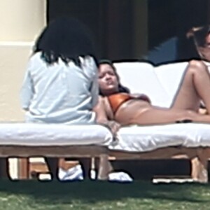 Exclusif - Rihanna, qui a pris du poids, se relaxe en maillot de bain au bord d'une piscine à Puerto Vallarta au Mexique, le 12 avril 2017