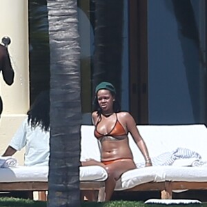 Exclusif - Rihanna, qui a pris du poids, se relaxe en maillot de bain au bord d'une piscine à Puerto Vallarta au Mexique, le 12 avril 2017