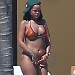 Exclusif - Rihanna, qui a pris du poids, se relaxe en maillot de bain au bord d'une piscine à Puerto Vallarta au Mexique, le 12 avril 2017