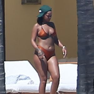 Exclusif - Rihanna, qui a pris du poids, se relaxe en maillot de bain au bord d'une piscine à Puerto Vallarta au Mexique, le 12 avril 2017